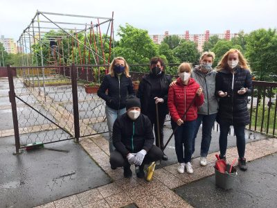 Príprava terasy na Vavilovovej pred letnou sezónou v plnom prúde