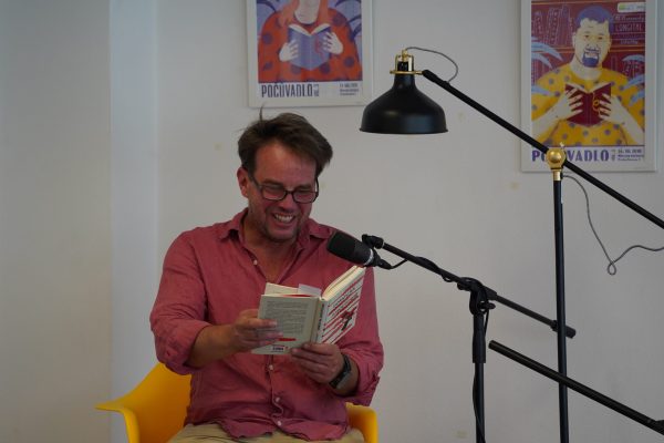 POČÚVADLO VOL.12 / Ivan Šándor číta ukážku z knihy Radoslava Procházku “Domov na juhovýchod”  / Foto: Rebeka Ősziová /