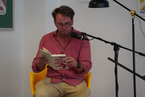 POČÚVADLO VOL.12 / Ivan Šándor číta ukážku z knihy Radoslava Procházku “Domov na juhovýchod” / Foto: Rebeka Ősziová /