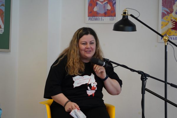 POČÚVADLO VOL.12 / Jana Cigániková číta ukážky zo svojej knihy “Bernardína a iné ženy” / Foto: Rebeka Ősziová /