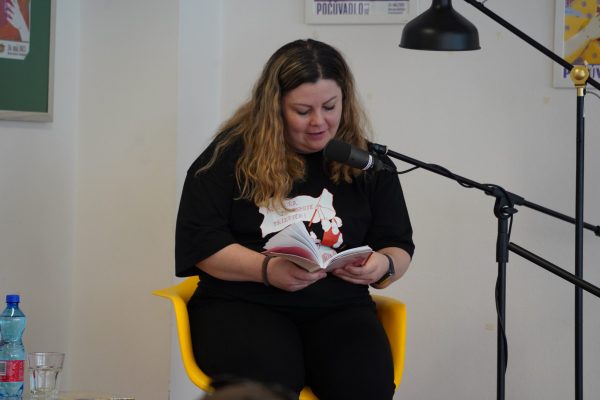 POČÚVADLO VOL.12 / Jana Cigániková číta ukážky zo svojej knihy “Bernardína a iné ženy” / Foto: Rebeka Ősziová /