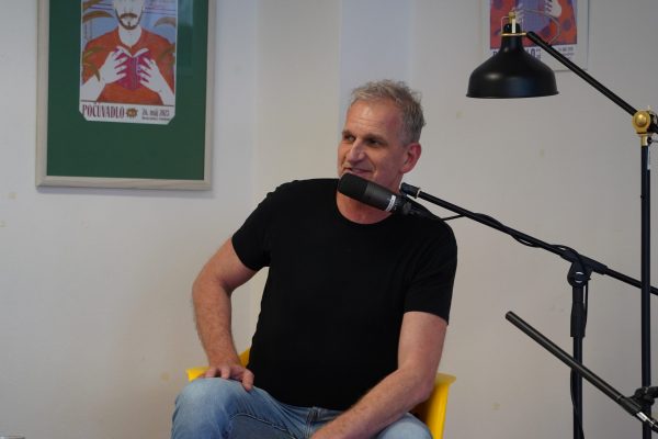 POČÚVADLO VOL. 12 / Tomáš Ďurovka číta ukážky zo svojej tvorby / Foto: Rebeka Ősziová /