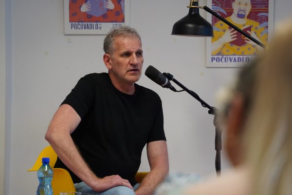 POČÚVADLO VOL. 12 / Tomáš Ďurovka číta ukážky zo svojej tvorby / Foto: Rebeka Ősziová /