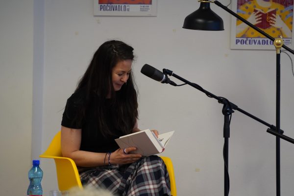 POČÚVADLO VOL. 12 / Jana Iru číta ukážku zo svojej knihy “Detvanka” / Foto: Rebeka Ősziová /
