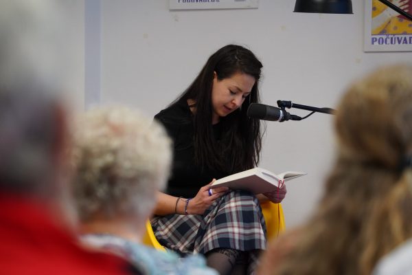 POČÚVADLO VOL. 12 / Jana Iru číta ukážku zo svojej knihy “Detvanka” / Foto: Rebeka Ősziová /