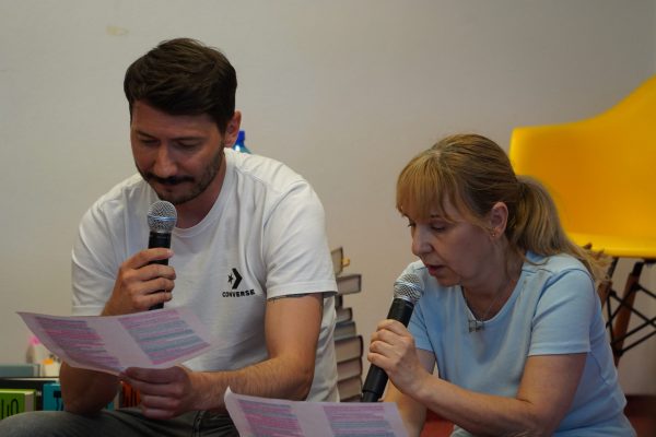 POČÚVADLO VOL. 12 / súťažnú ukážku čítajú  Zsuzsanna Mits Horváth a Juraj Homoľa / Foto: Rebeka Ősziová /