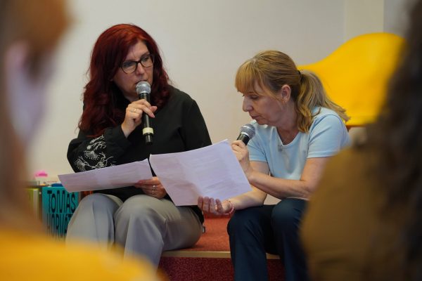 POČÚVADLO VOL. 12 / súťažnú ukážku čítajú Viera Némethová a Zsuzsanna Mits Horváth / Foto: Rebeka Ősziová / 