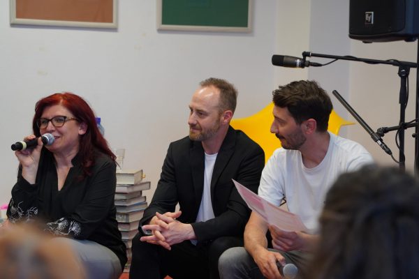 POČÚVADLO VOL. 12 / súťažnú ukážku čítajú Viera Némethová, Andrej Blaas a Juraj Homoľa / Foto: Rebeka Ősziová /