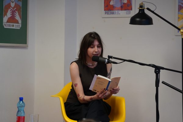 POČÚVADLO VOL. 12 / Barbora Grič číta ukážku zo svojej knihy ”Čiča ešte nevečerala” / Foto: Rebeka Ősziová /