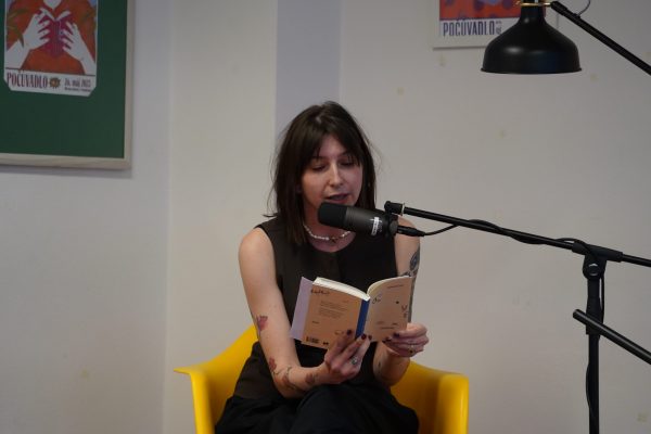 POČÚVADLO VOL. 12 / Barbora Grič číta ukážku zo svojej knihy ”Čiča ešte nevečerala” / Foto: Rebeka Ősziová /