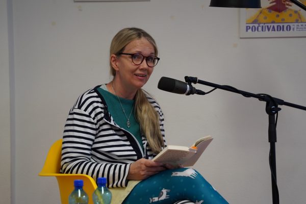 POČÚVADLO / Zuzana Jurigová Kapráliková číta ukážku z knihy Jany Wernerovej “Kolotočárka” / Foto: Rebeka Ősziová /