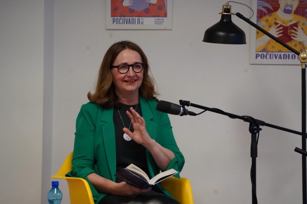 POČÚVADLO VOL. 12 / Emília Beblavá číta ukážku zo svojej knihy “Smetisko” / Foto: Rebeka Ősziová /