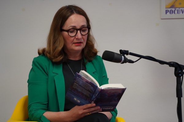 POČÚVADLO VOL. 12 / Emília Beblavá číta ukážku zo svojej knihy “Smetisko” / Foto: Rebeka Ősziová /