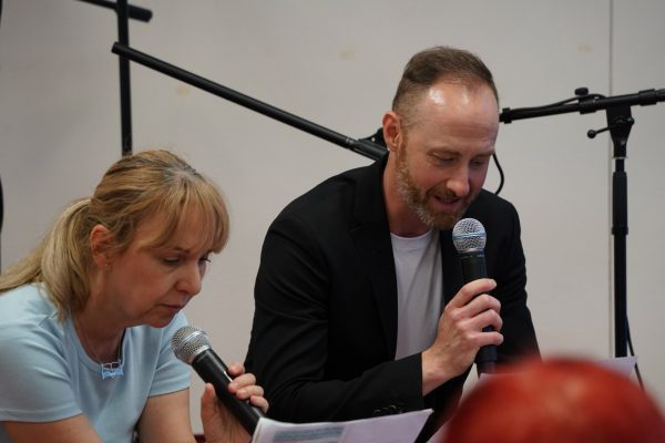POČÚVADLO VOL. 12 / súťažnú ukážku čítajú Zsuzsanna Mits Horváth a Andrej Blaas / Foto: Rebeka Ősziová /