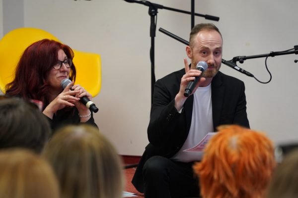 POČÚVADLO VOL. 12 / súťažnú ukážku čítajú Viera Némethová a Andrej Blaas / Foto: Rebeka Ősziová / 