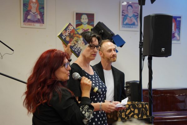 POČÚVADLO VOL. 12 / vyhodnotenie súťaže o knižné ceny / Foto: Rebeka Ősziová /