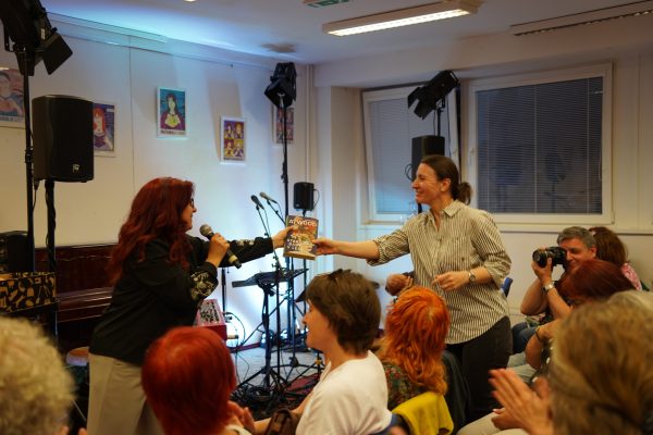 POČÚVADLO VOL. 12 / vyhodnotenie súťaže o knižné ceny / Foto: Rebeka Ősziová /