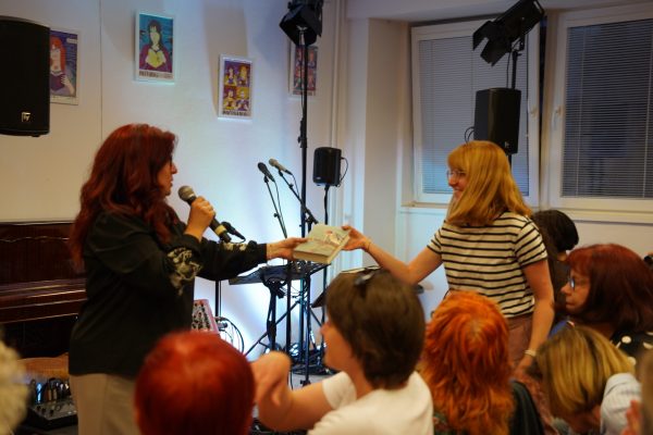 POČÚVADLO VOL. 12 / vyhodnotenie súťaže o knižné ceny / Foto: Rebeka Ősziová /