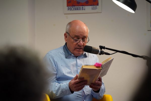 POČÚVADLO VOL. 12 / Matej Landl číta ukážku z knihy Ondreja Štefánika “Bezprsté mesto” / Foto: Rebeka Ősziová /