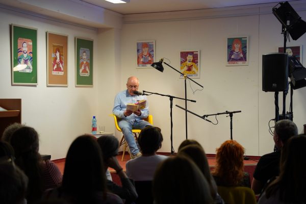 POČÚVADLO VOL. 12 / Matej Landl číta ukážku z knihy Ondreja Štefánika “Bezprsté mesto” / Foto: Rebeka Ősziová /