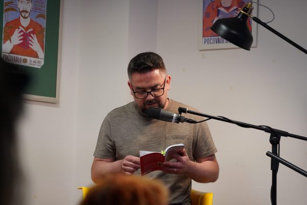 POČÚVADLO VOL. 12 / Peter Novák číta ukážku zo svojej knihy “Ticho medzi slovami” / Foto: Rebeka Ősziová /