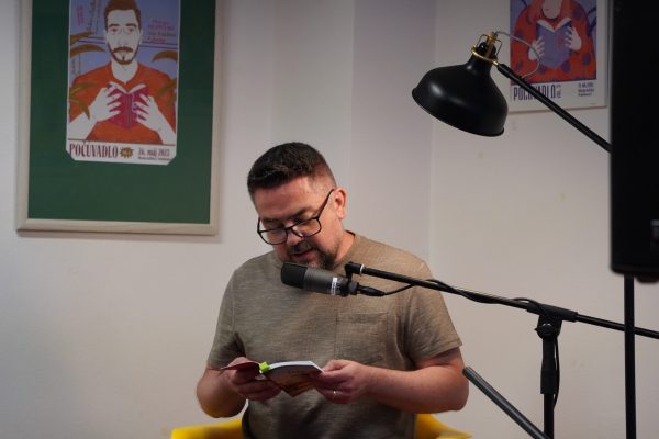 POČÚVADLO VOL. 12 / Peter Novák číta ukážku zo svojej knihy “Ticho medzi slovami” / Foto: Rebeka Ősziová /